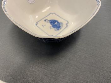 Twee Chinese blauw-witte kommen, Chenghua merk, Kangxi